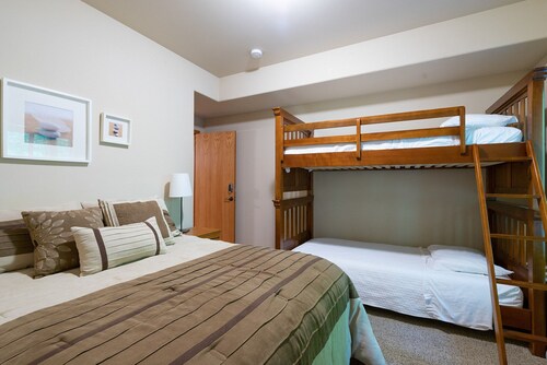 The Baker Chalet-3 Spacious Levels, Hot Tub, Pool Table, Mountain View