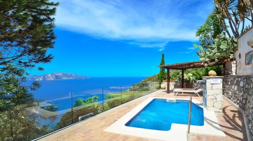 Belle VILLA BACCO avec vue mer imprenable, piscine, jardin et terrasse