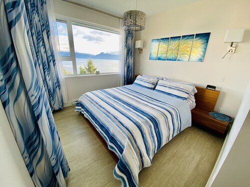 Walk from the ferry to ocean views and the beach (pls read description fully).
