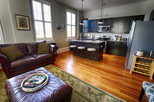 Beautifully renovated flat located in perfect downtown location.