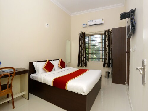 OYO 9118 Saravana Inn