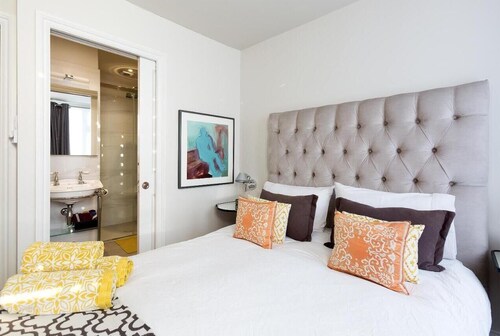 Kew Gardens Apartment