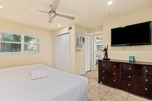 The Beach on Longboat Key #101: 1 BR + Den/2 BA Resort on Longboat Key by RVA