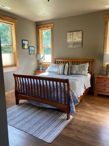 Located on Icicle road, close to hiking and Sleeping Lady Resort-Views & privacy