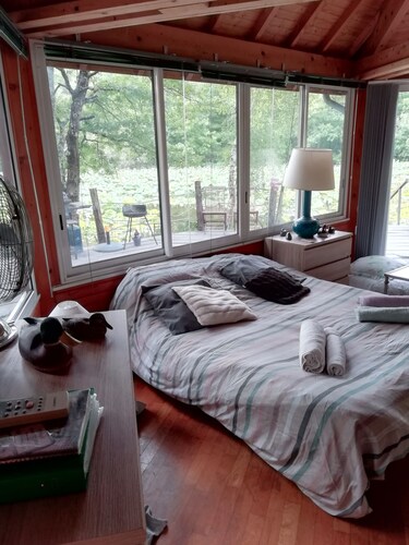 Chalet au bord d'un étang dans un site ou la nature est préservée.pêche ,canoës