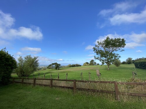 Barn Cottage, stunning Sea views in a cosy cottage in Bude, pet friendly