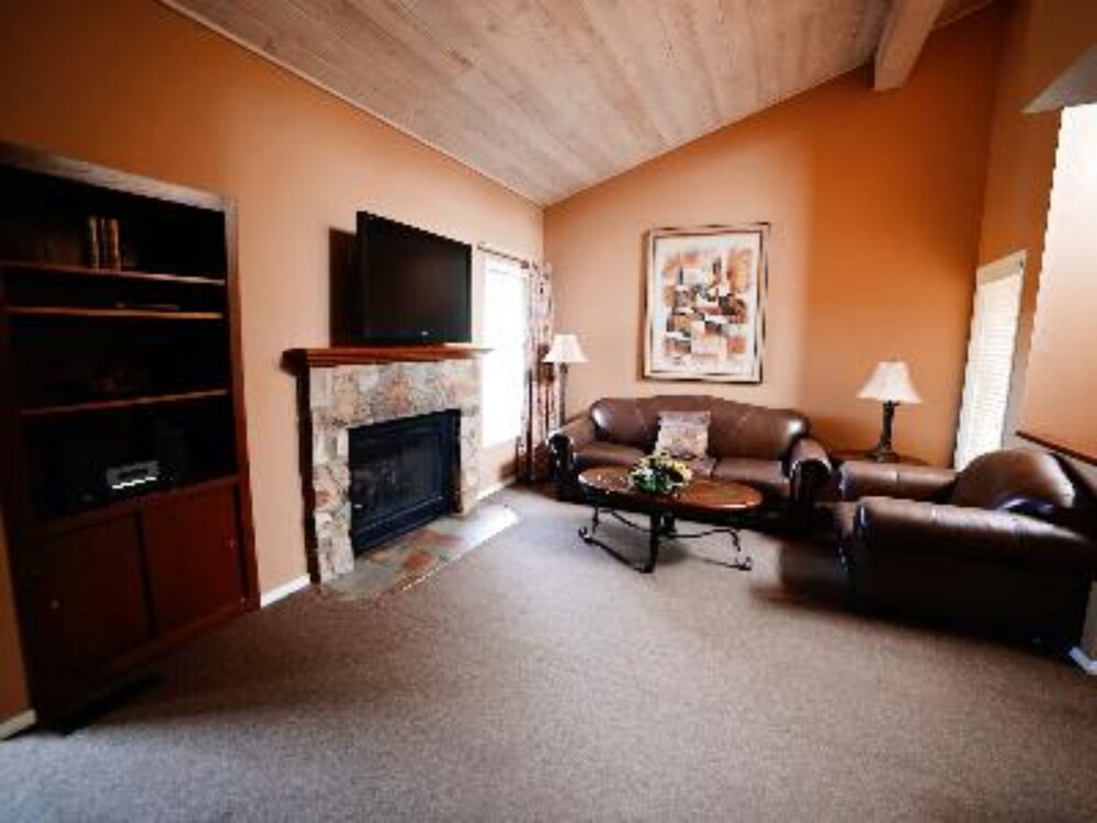 Room (2 Bedroom Deluxe) - Living Room