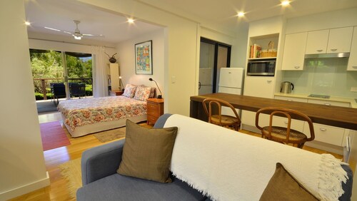 Award-winning private couples retreat, mins to beach, National Park, & village
