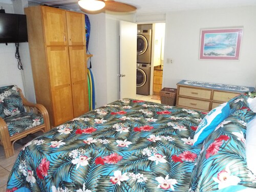 BEACHFRONT WALKOUT-on Quiet, Sandy Beach- OCEANFRONT-Free WiFi, Parking, Extras