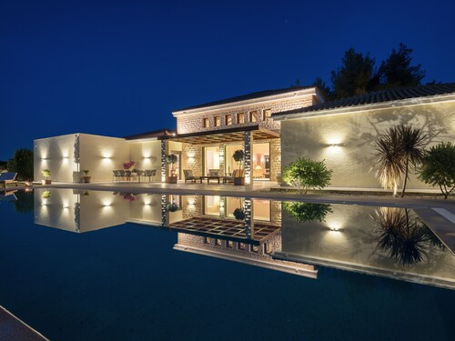 Villa la Curva is a modernly designed, 370m home, near the beach of Laganas.