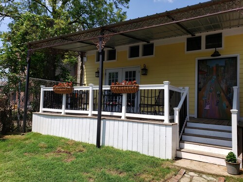 The Cottage of Historic South Main Arts District, Walk Everywhere Downtown