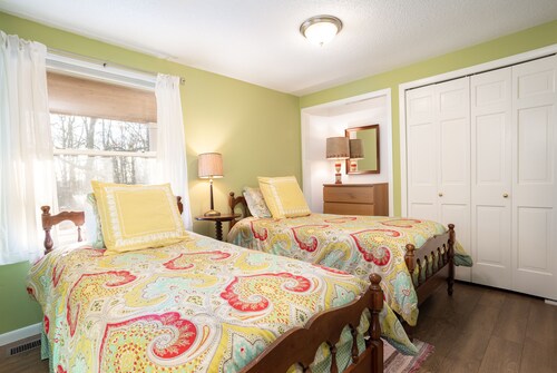 In-Town Leland! Walk to Beach. Near Wineries/Hiking. OPEN in Winter/Spring