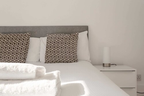 Modern 2 Bedroom Apartment in Morden