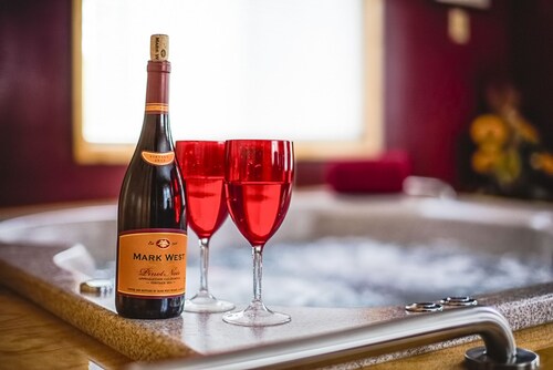 Northern Memories Couples Getaway! Open 24/7: Jacuzzi/Grill/Firepit/Pet friendly