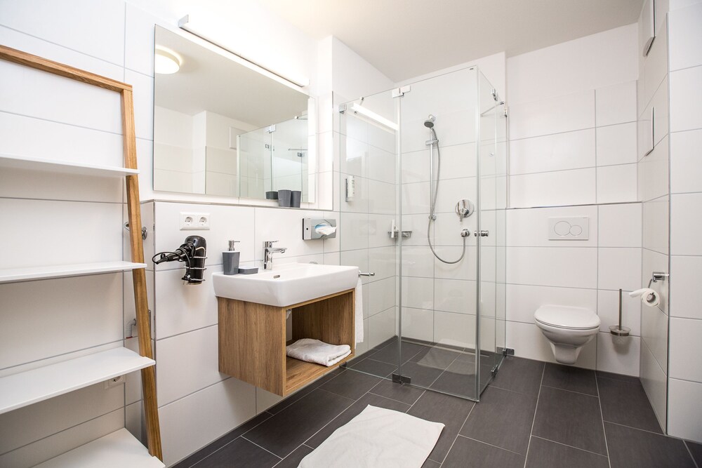 Badezimmer (Comfort-Studiosuite, zum Innenhof hin)