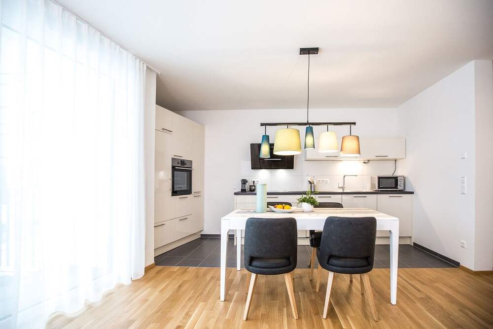 Essbereich im Zimmer (Comfort-Studiosuite, zum Innenhof hin)