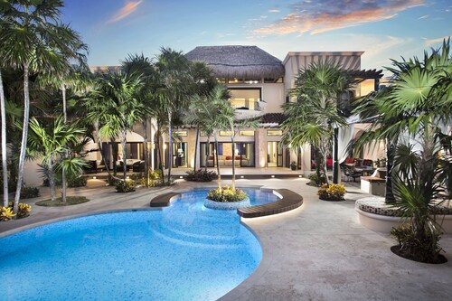 Beach Front Luxury Villa w/ Chef & Bartender