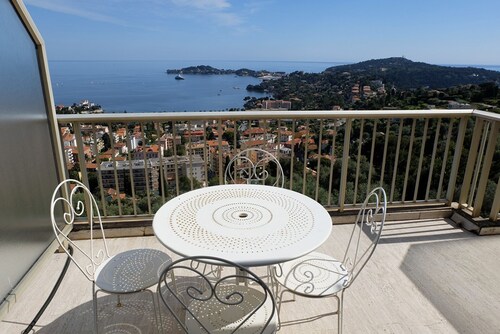 Grand studio avec balcon et vue imprenable sur le Cap-Ferrat et la mer,