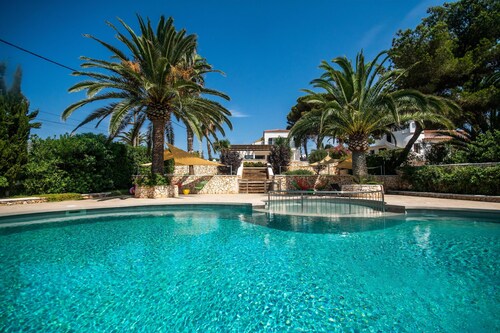 Superbe villa moderne, avec grande piscine et vue sur la mer, à deux minutes de la plage