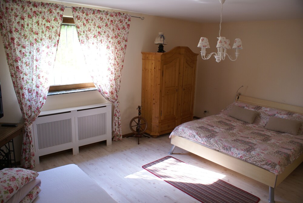 Zimmer (Romantisches Apartment, 1 Schlafzimmer, zum Garten hin (inklusive 45 Euro Endreinigung))
