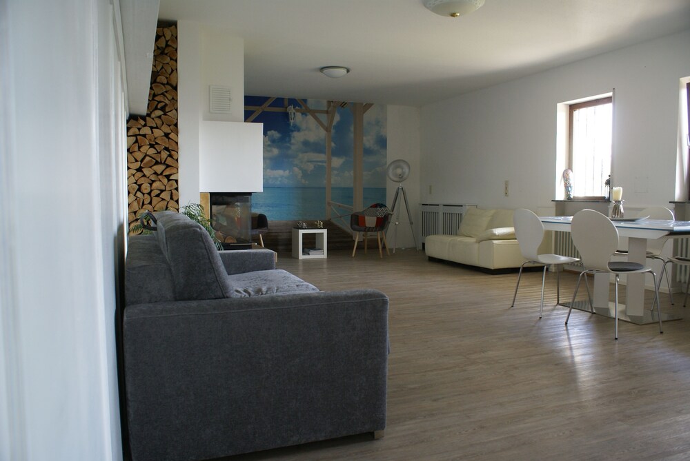 Wohnzimmer (Romantisches Apartment, 1 Schlafzimmer, zum Garten hin (inklusive 45 Euro Endreinigung))