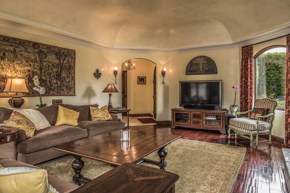 House, 3 Bedrooms - Living Area