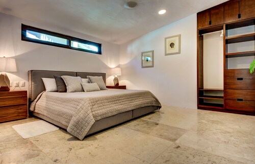 Luxurious Beachfront Living in Paradise!