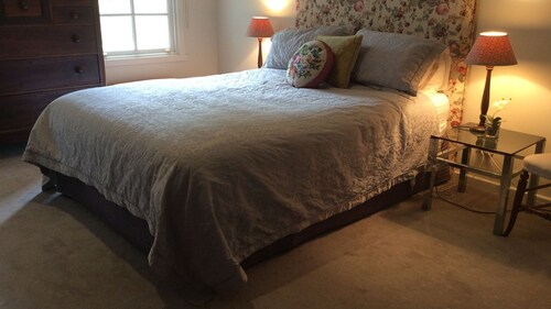 Hollyoak - A delightful English style house just 300 meters from High Street