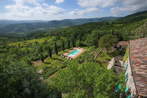 Luxury Peaceful Villa With Vine Covered Pergola Enjoying Panoramic Views Of Niccone Valley, Tuscany