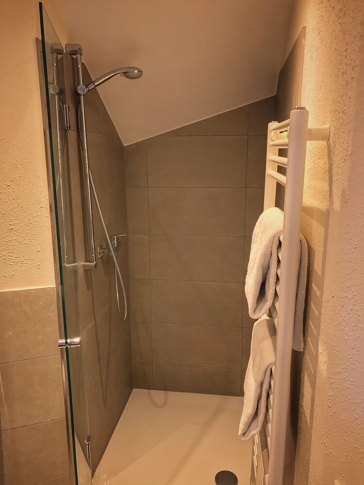 Dusche im Bad