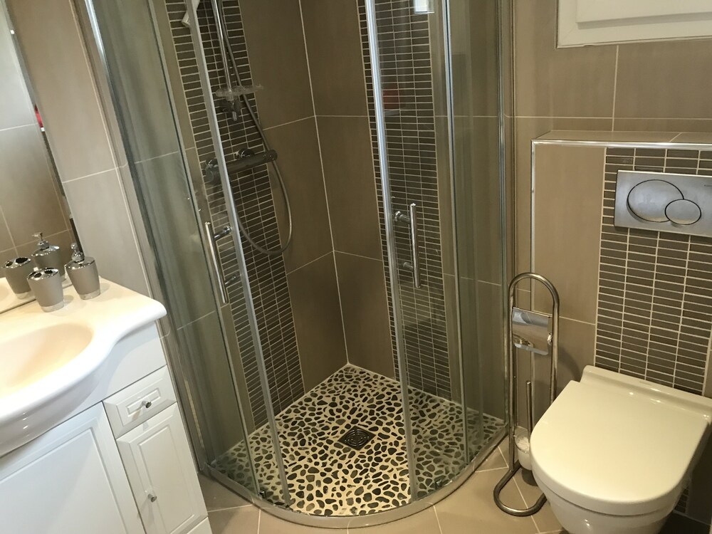 Duplex, 1 Bedroom - Bathroom Shower