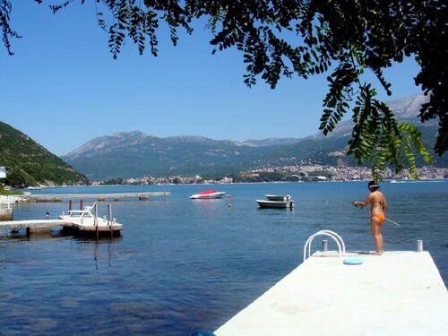 Luxu-Ferienhaus an der Küste mit privatem Anlegeplatz, Njivice, Montenegro