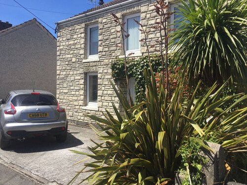 Traditional Seaside Cottage; Pet Friendly & Great Location for Harbour + Beaches
