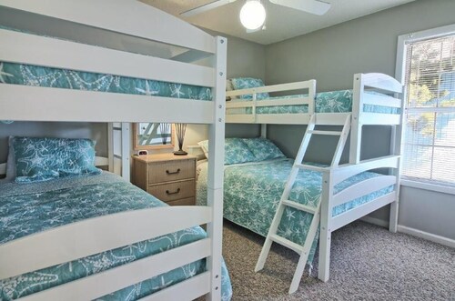 "The Beverly" Updated Beach House. Just steps to the beach! WIFI and pool
