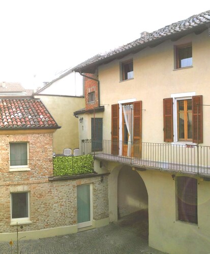 romantique self contained apartment in Asti's medieval town center for couples