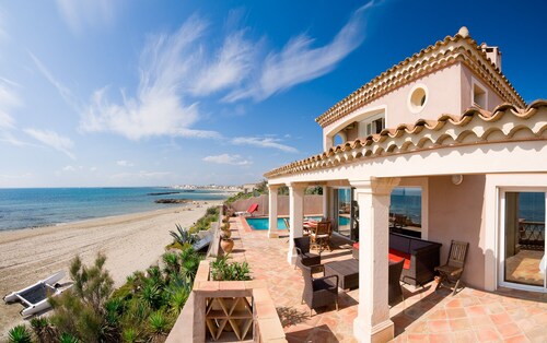 Villa bord de mer sur la plage piscine chauffée charme et confort