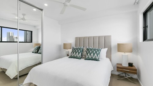π 2 Bedroom Apartment Near Pacific Fair & The Star Casino π