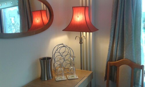 Tweed Cottage, Paxton - sleeps 2 guests in 1 bedroom
