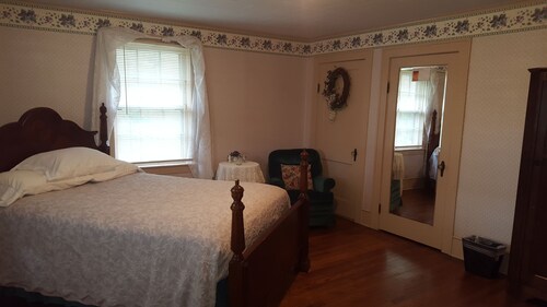 New River Gorge Bridge 8 Bedrooms, Hot Tub, and Private, Heated Pool 18' x 34'