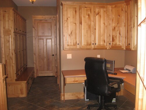 Great For Large Parties! Secluded Executive Cabin near lakes & Spicer activity!