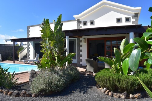 Villa contemporánea: piscina climatizada, jardines privados, terraza en la azotea con vistas al mar