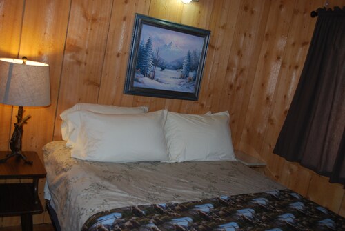 The Gathering Place Cabin #2, rustic cabin on the water, close to Chilkoot River