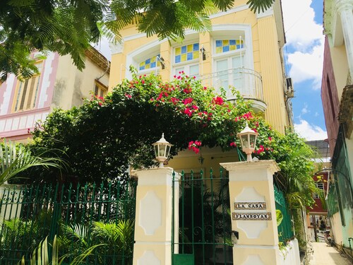 La Casa Flamboyan