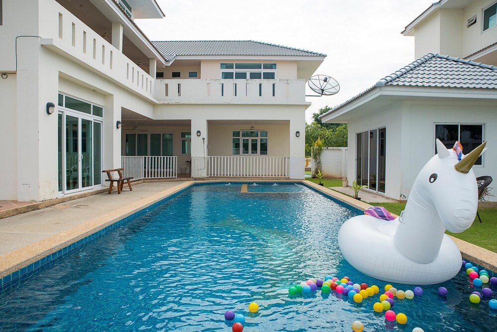 5-Bedroom Pool Villa - Featured Image