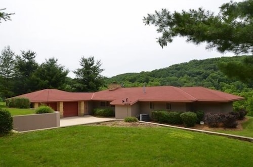 Picturesque Golf Course Home Near American Players Theatre, Taliesin, WI River