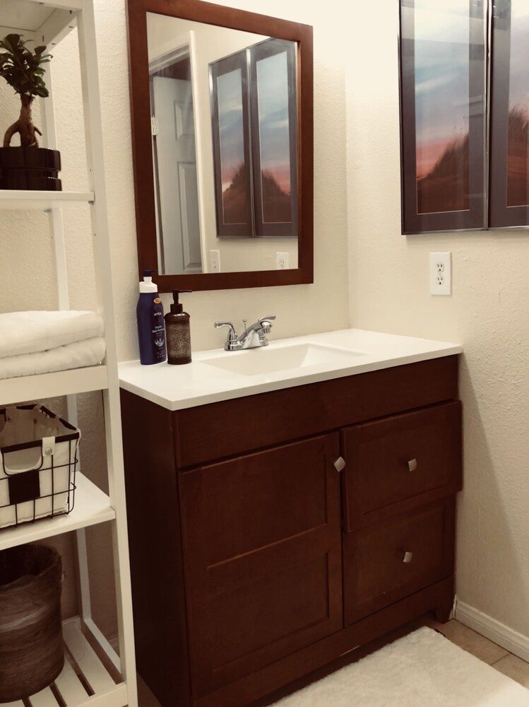 Standard Room, 1 Queen Bed - Bathroom