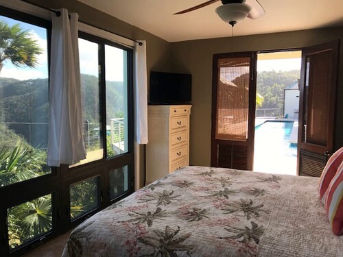 Completely updated in 2019! Sleeps 2-10 people 5 brms. Photos as of Dec.2019