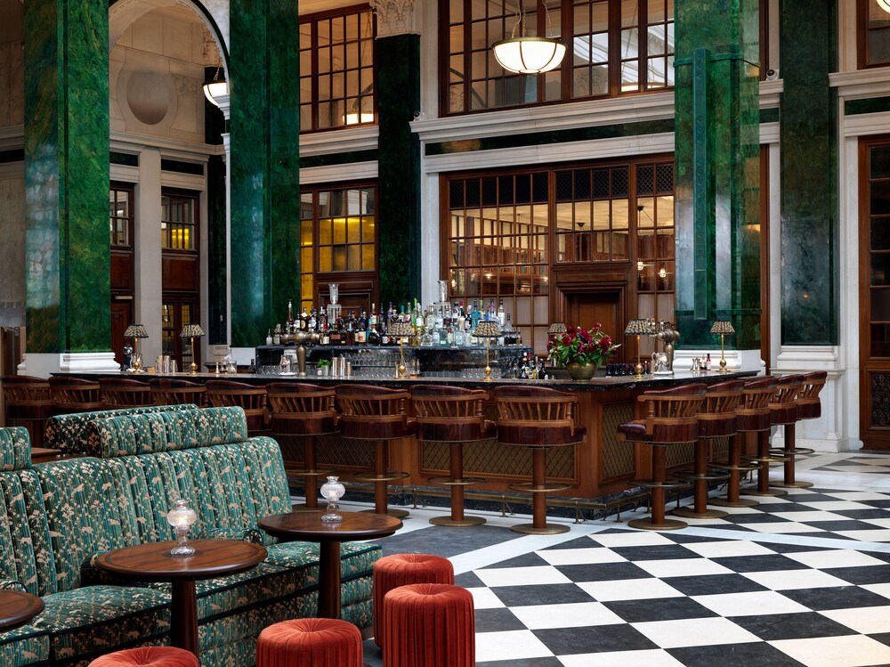 Hotel Bar