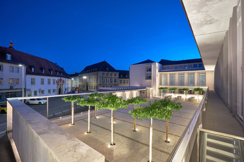Hotelfassade am Abend/bei Nacht