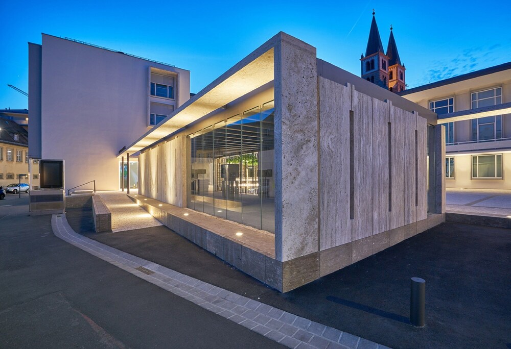 Hotelfassade am Abend/bei Nacht